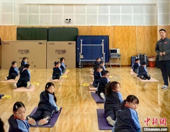 逸陽文思學(xué)校學(xué)生正在進行運動恢復(fù)矯正訓(xùn)練。<a target='_blank' href='/' ><p align=