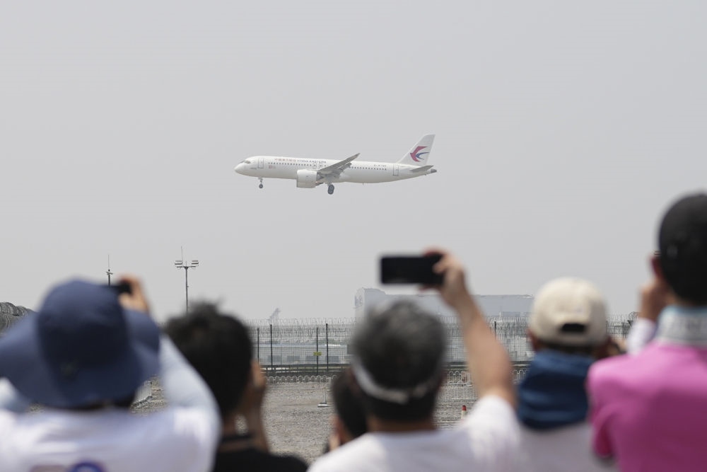 2023年5月28日，C919首個商業(yè)航班東航MU9191飛抵北京首都國際機場。新華社記者 鞠煥宗 攝