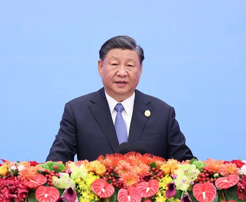 10月18日上午，習(xí)近平主席在北京人民大會(huì)堂出席第三屆“一帶一路”國(guó)際合作高峰論壇開幕式并發(fā)表題為《建設(shè)開放包容、互聯(lián)互通、共同發(fā)展的世界》的主旨演講。