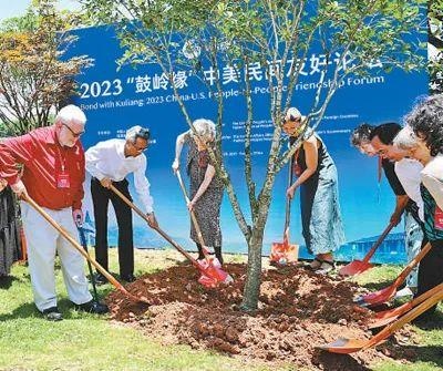 6月，2023“鼓嶺緣”中美民間友好論壇在福建省福州市舉辦。圖為出席“鼓嶺之友”座談會(huì)的中美各界人士在鼓嶺共同植樹留念。