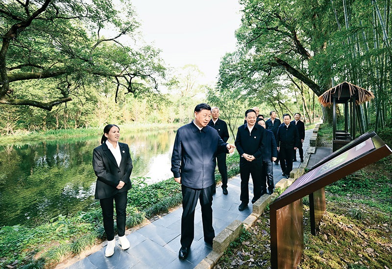 2023年10月10日至13日，中共中央總書記、國家主席、中央軍委主席習(xí)近平在江西考察。這是11日下午，習(xí)近平在上饒市婺源縣秋口鎮(zhèn)王村石門自然村考察時(shí)，了解饒河源國家濕地公園和極度瀕危鳥類藍(lán)冠噪鹛保護(hù)等情況。 新華社記者 謝環(huán)馳/攝