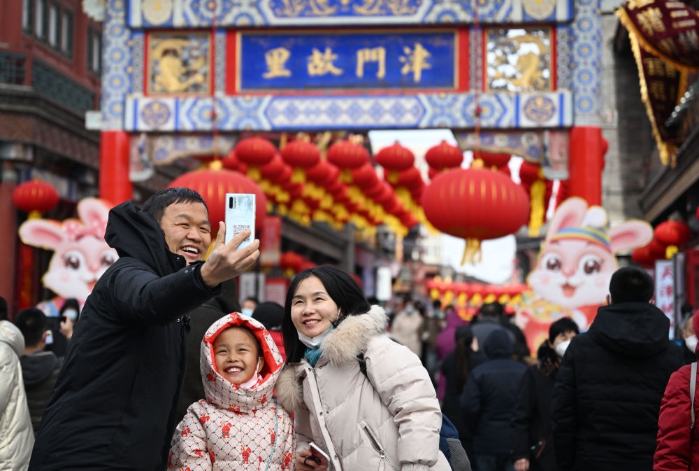 2023年1月26日，農(nóng)歷大年初五，游客在天津古文化街留影。新華社記者 趙子碩 攝