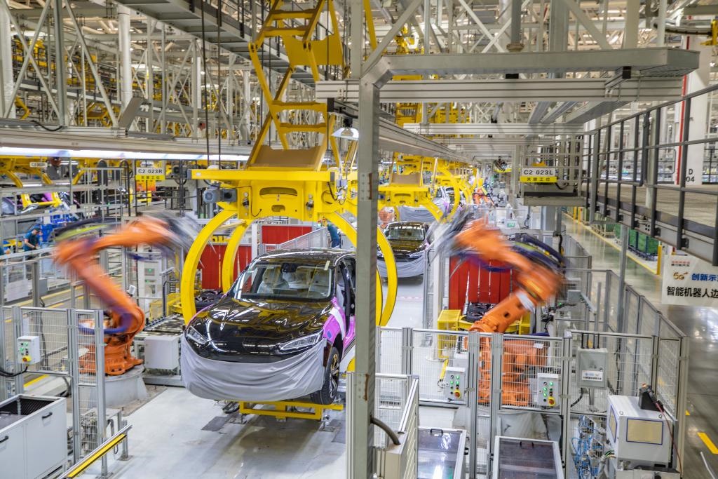 這是2023年8月29日拍攝的賽力斯汽車有限公司兩江智慧工廠作業(yè)現(xiàn)場。新華社記者 黃偉 攝