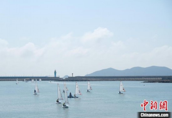 浙江象山，杭州亞運(yùn)會帆船項目運(yùn)動員揚(yáng)帆起航。林波 攝