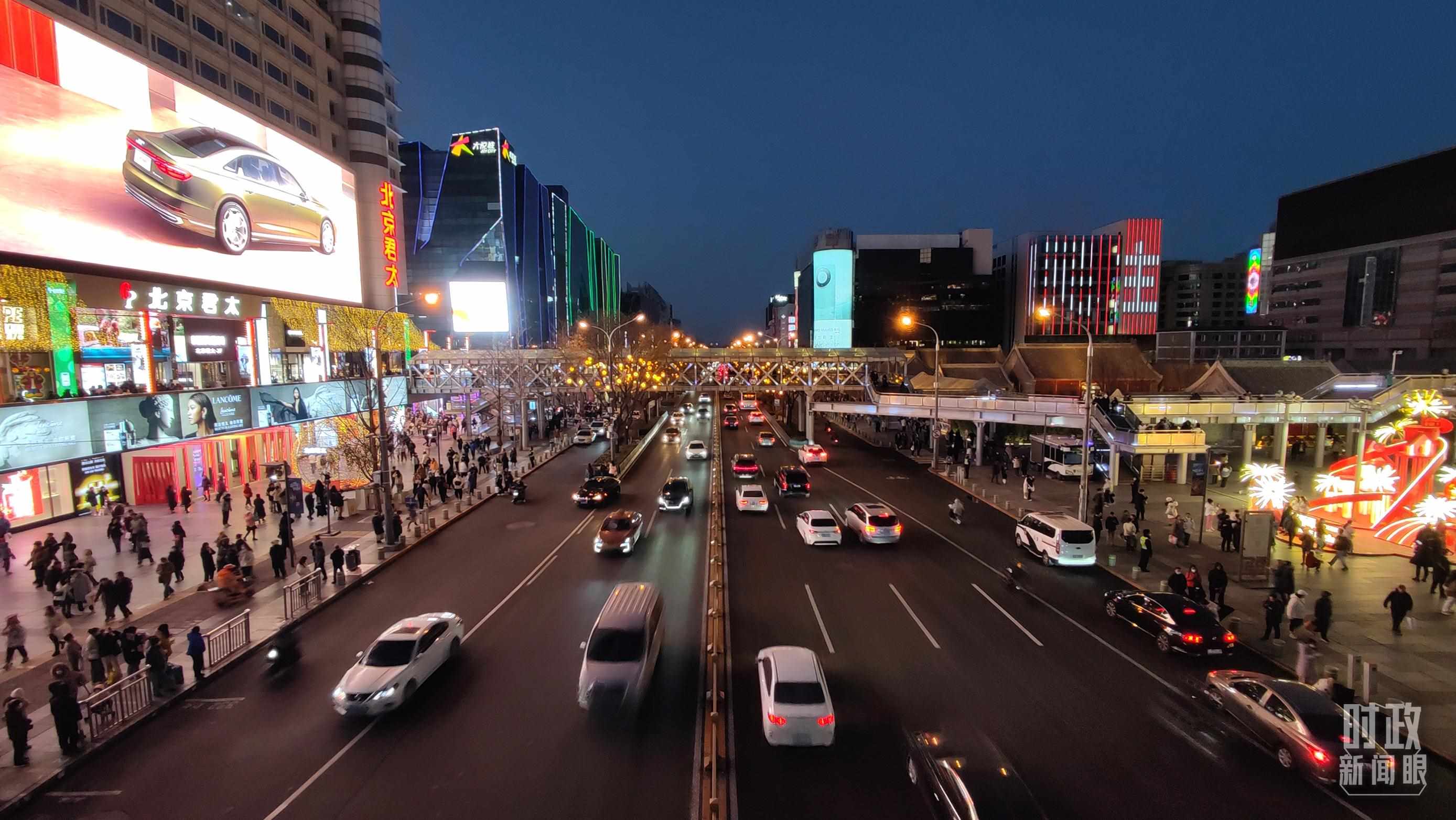 △2023年12月31日，北京西單商業(yè)街區(qū)。（總臺央視記者薛冠南拍攝）