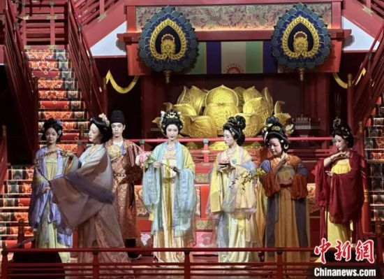 2023年12月31日晚間，在長安十二時辰主題街區(qū)進行的漢服表演。 中新社記者 張一辰 攝