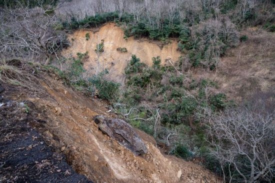  1月2日，在日本石川縣羽咋郡，地震引起山體滑坡。新華社記者張笑宇攝