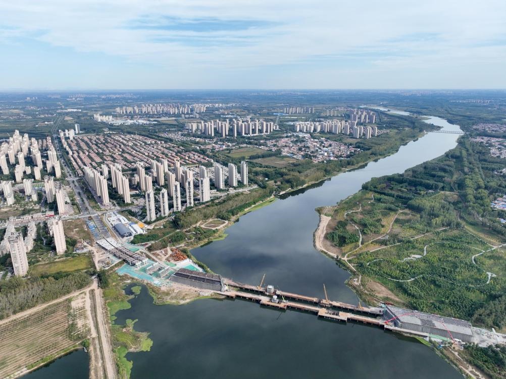 2023年10月拍攝的跨潮白河大橋施工現(xiàn)場。 新華社記者 邢廣利 攝