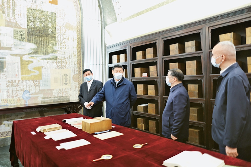 2023年6月1日，習近平總書記在中國國家版本館考察時，在蘭臺洞庫了解館藏精品版本保存情況。