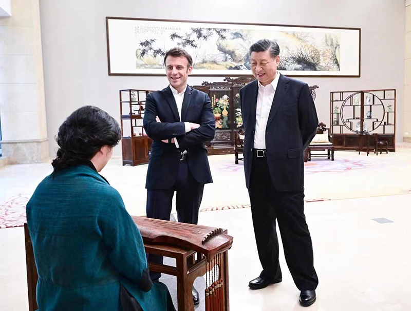 2023年4月7日，習近平主席在廣東省廣州市松園同法國總統(tǒng)馬克龍舉行非正式會晤。這是兩國元首在白云廳欣賞古琴演奏。