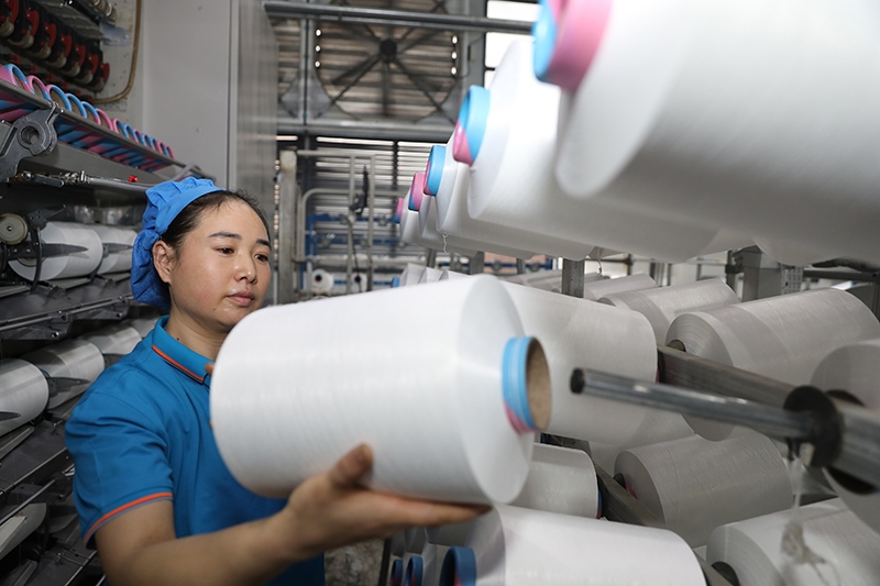 1月2日，江蘇省淮安市洪澤區(qū)一紡織企業(yè)生產(chǎn)車間開工生產(chǎn)，趕制訂單。
