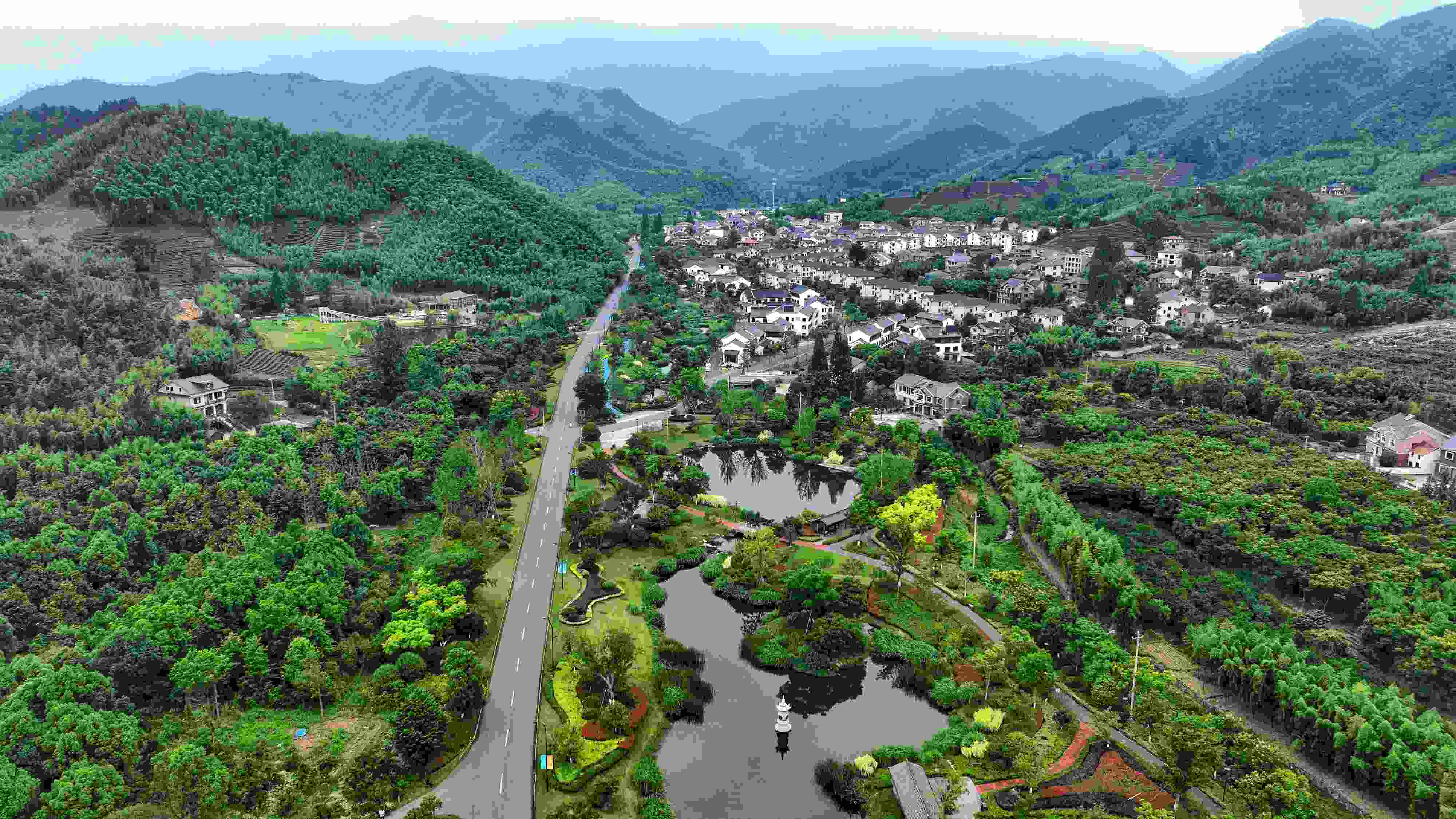 2023年6月6日，杭州余杭區(qū)徑山鎮(zhèn)鄉(xiāng)村，生態(tài)碧水、沿路花海與村莊農(nóng)房相映成趣，構(gòu)成一幅美麗的山水田園畫。