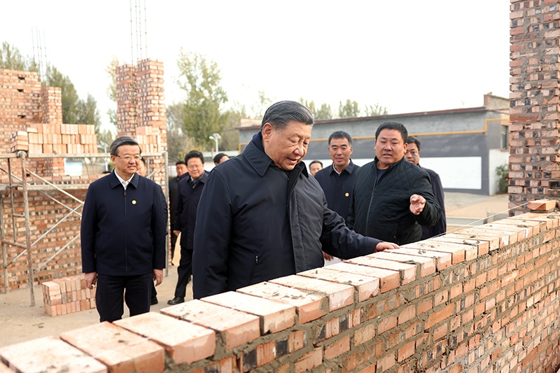 2023年11月10日，習(xí)近平總書記在河北保定涿州市刁窩鎮(zhèn)萬全莊村房屋重建施工現(xiàn)場(chǎng)考察。