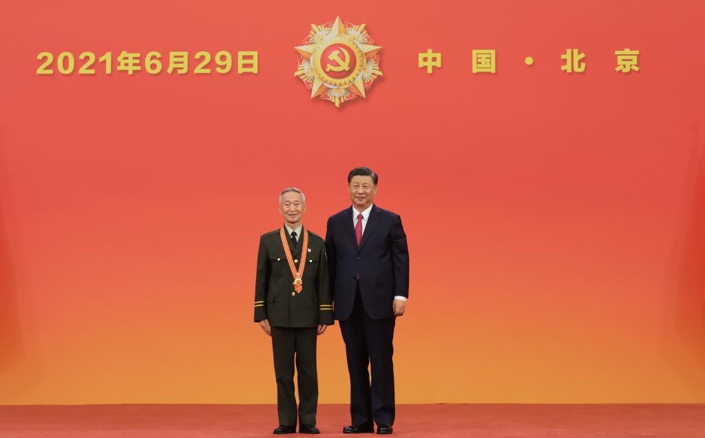 2021年6月29日，習(xí)近平總書(shū)記向“七一勛章”獲得者崔道植頒授勛章。新華社記者 李學(xué)仁 攝