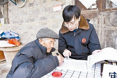  圖③：當事人簽署調(diào)解協(xié)議。