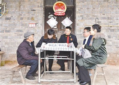  圖②：調(diào)解現(xiàn)場。
