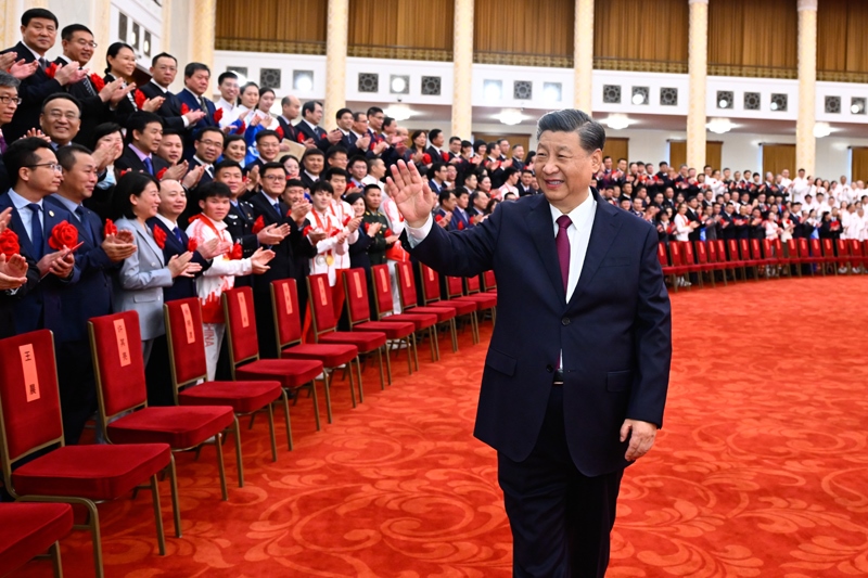 2022年4月8日，北京冬奧會、冬殘奧會總結(jié)表彰大會前，習(xí)近平總書記會見北京冬奧會、冬殘奧會突出貢獻集體代表、突出貢獻個人和中國體育代表團成員。
