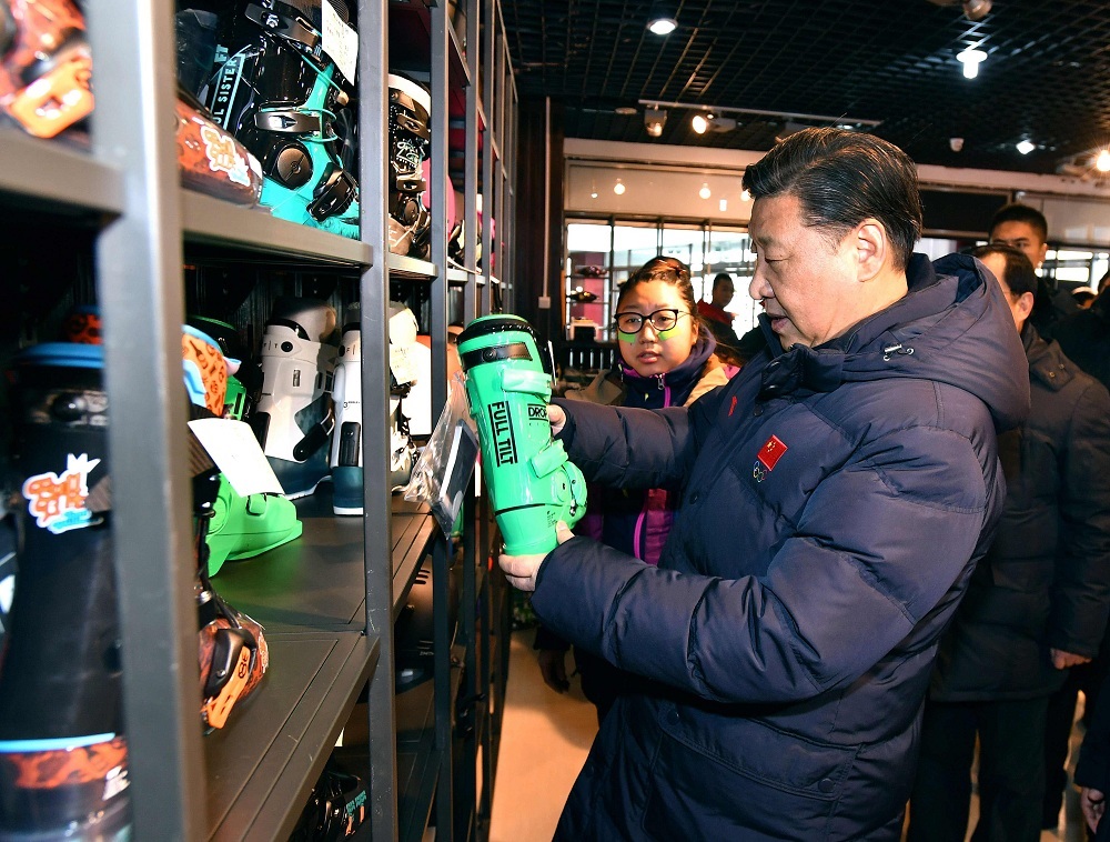 2017年1月23日，習(xí)近平總書記在河北省張家口市云頂滑雪場(chǎng)雪具大廳了解各式雪具的不同功用。