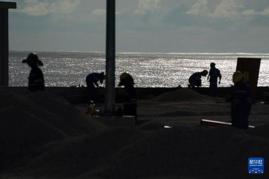 1月18日，工作人員在瑙魯艾沃港碼頭升級改造項目工地工作。新華社記者 王申 攝