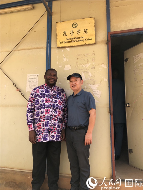 中方院長(zhǎng)趙華修和貝方院長(zhǎng)于連合影。人民網(wǎng)記者 黃培昭攝