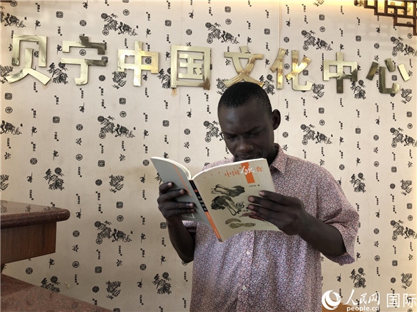 貝寧人在文化中心閱讀中國(guó)圖書。人民網(wǎng)記者 黃培昭攝