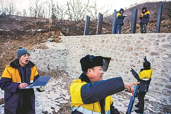 1月15日，門(mén)頭溝區(qū)妙峰山鎮(zhèn)，來(lái)自中國(guó)鐵路北京局的單秀松（左二）與同事正在鐵路線上進(jìn)行防洪隱患排查工作。