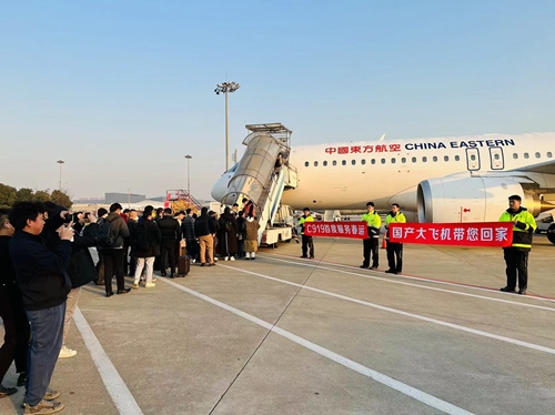 2024春運(yùn)第一天，東航4架C919大飛機(jī)全部投入商業(yè)運(yùn)營(yíng)。東航供圖