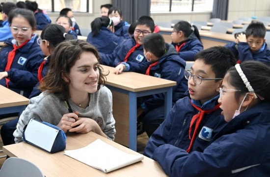  2023年12月18日，在西安新城區(qū)后宰門小學(xué)進(jìn)行的中法校園文化周法語語言沙龍上，西安法語聯(lián)盟的老師與學(xué)生進(jìn)行互動(dòng)。新華社記者 劉瀟 攝