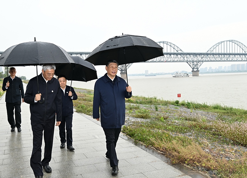 2023年10月10日，習(xí)近平總書記在江西省九江市長江國家文化公園九江城區(qū)段考察時，冒雨沿江堤步行察看沿岸風(fēng)貌。