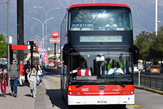 2023年10月31日，一輛由中國制造的新能源公交車行駛在智利首都圣地亞哥的主城區(qū)。新華社記者 辛悅衛(wèi)攝