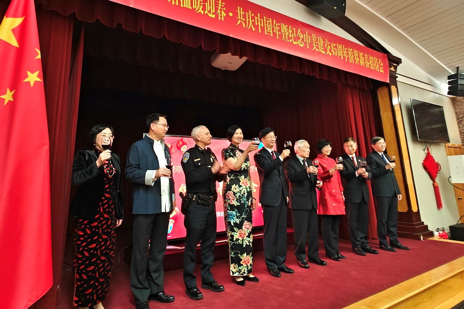 僑胞代表與駐舊金山總領館官員合影。主辦方供圖