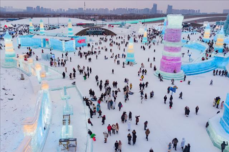 游客在哈爾濱冰雪大世界園區(qū)內(nèi)游玩（無(wú)人機(jī)照片，2024年1月4日攝）。新華社記者 謝劍飛 攝
