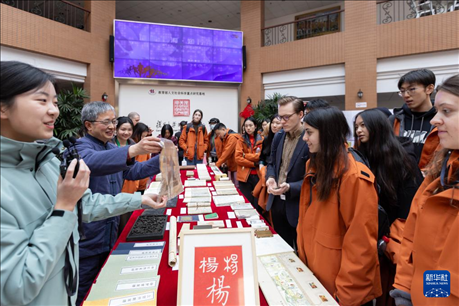 1月29日，在復(fù)旦大學(xué)，美國(guó)馬斯卡廷中學(xué)學(xué)生了解中國(guó)古籍裝幀與修復(fù)技術(shù)。 新華社記者 王翔 攝