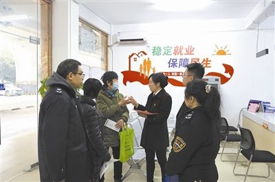  圖③：調(diào)解后，法官現(xiàn)場(chǎng)向當(dāng)事人做釋法析理工作。