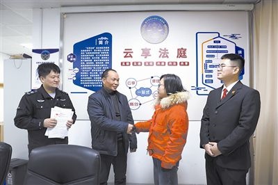  圖②：雙方當(dāng)事人達(dá)成調(diào)解協(xié)議，握手言和。