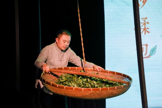 “何以中國(guó)·向海泉州”網(wǎng)絡(luò)主題活動(dòng)現(xiàn)場(chǎng)，魏嘉宏表演搖青。