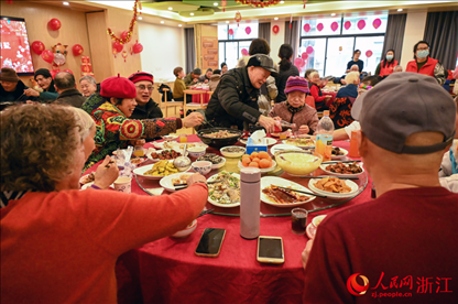 老人們享用公益年夜飯。人民網(wǎng)記者 葉賓得攝