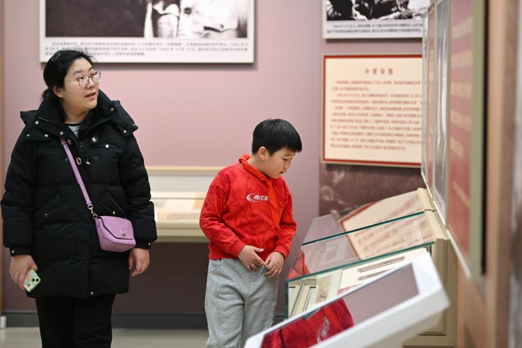 2024年1月28日，家長(zhǎng)帶著孩子在平津戰(zhàn)役紀(jì)念館內(nèi)參觀(guān)。