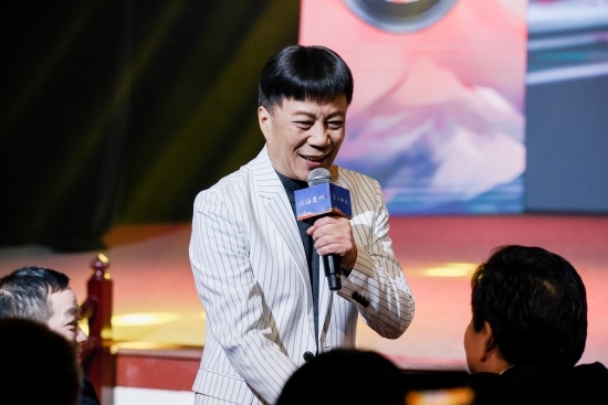 “何以中國(guó)·向海泉州”網(wǎng)絡(luò)主題活動(dòng)現(xiàn)場(chǎng)，陳百潭演出時(shí)與觀眾互動(dòng)。泉州廣播電視臺(tái)供圖