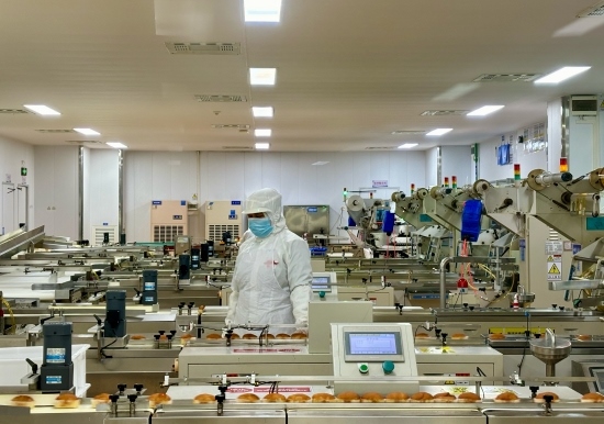 盼盼5G智慧工廠生產(chǎn)線正在進行產(chǎn)品質(zhì)檢。人民網(wǎng)記者 金慧慧攝