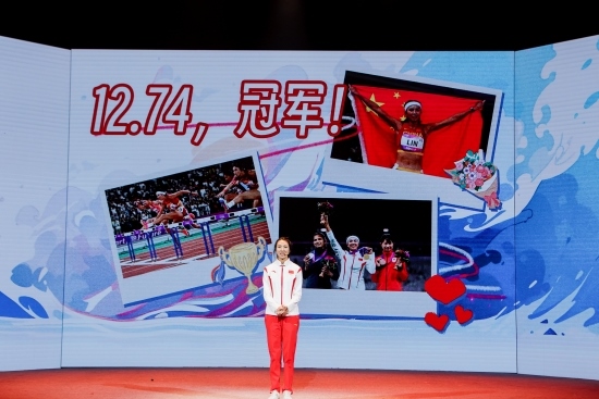“何以中國·向海泉州”網(wǎng)絡(luò)主題活動現(xiàn)場，林雨薇講述奪冠經(jīng)歷。泉州廣播電視臺供圖