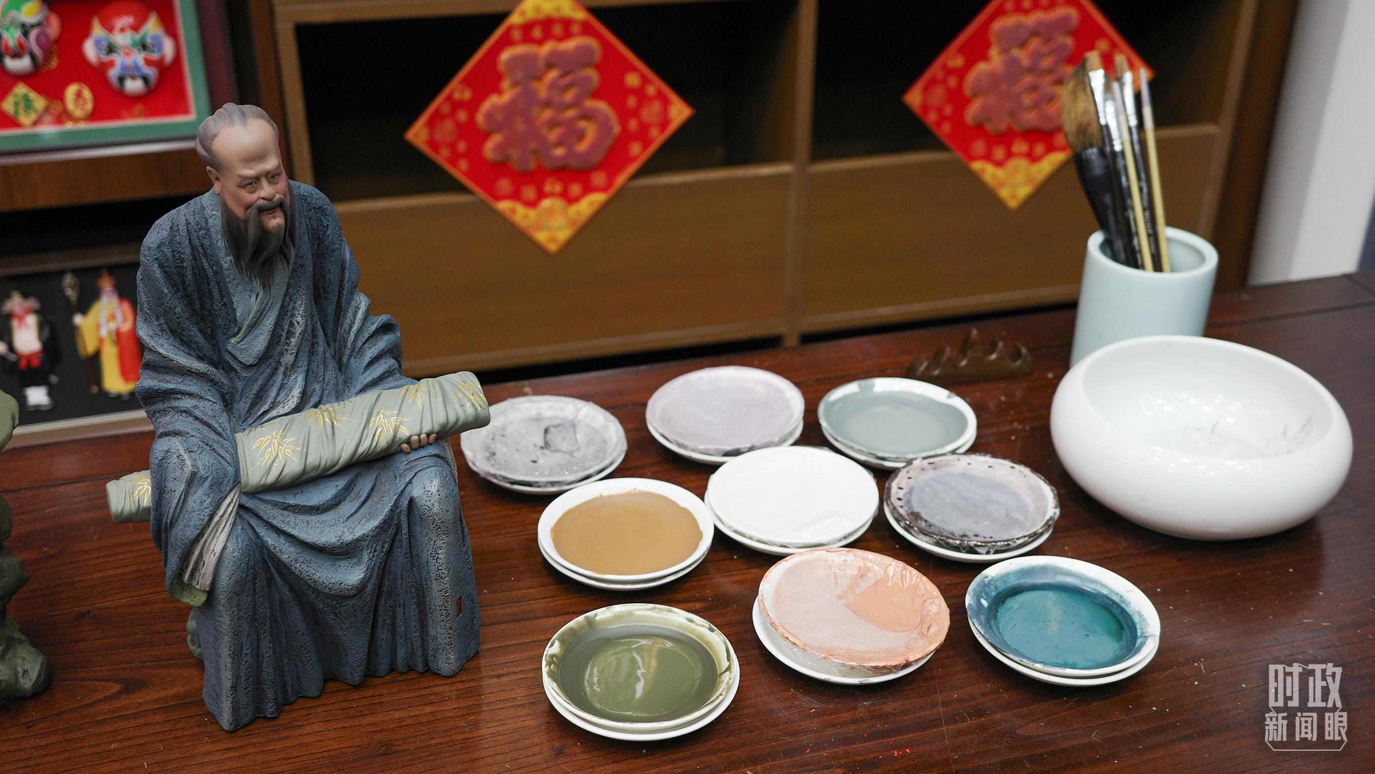 △天津古文化街，泥人張店鋪的上色顏料展示。（總臺央視記者覃思拍攝）