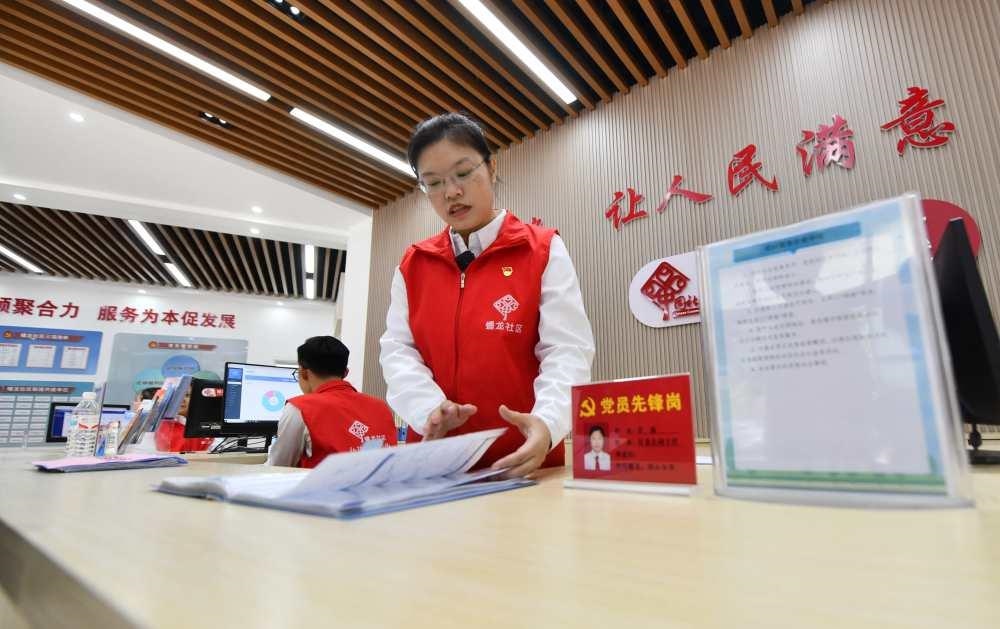 △2023年12月14日，廣西南寧市蟠龍社區(qū)，工作人員在為居民服務(wù)。