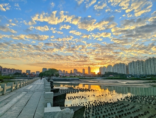 夕陽(yáng)余暉下的洛陽(yáng)橋（局部）。受訪者供圖