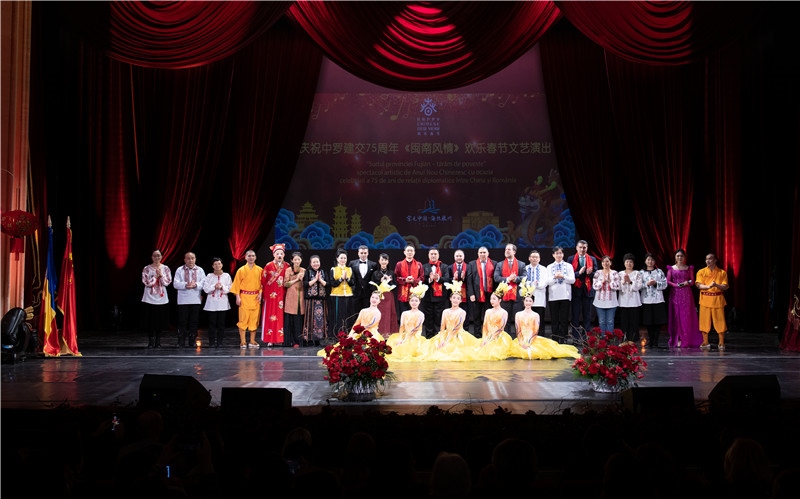 圖為韓大使、羅政府高官與泉州藝術團演員合影。中國駐羅大使館文化處供圖。