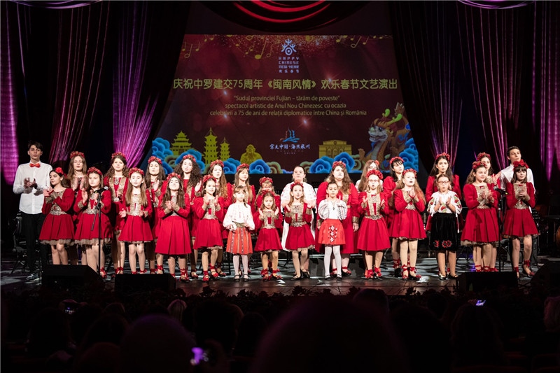 圖為羅小快板兒童合唱團在演唱中文歌曲。 中國駐羅大使館文化處供圖。