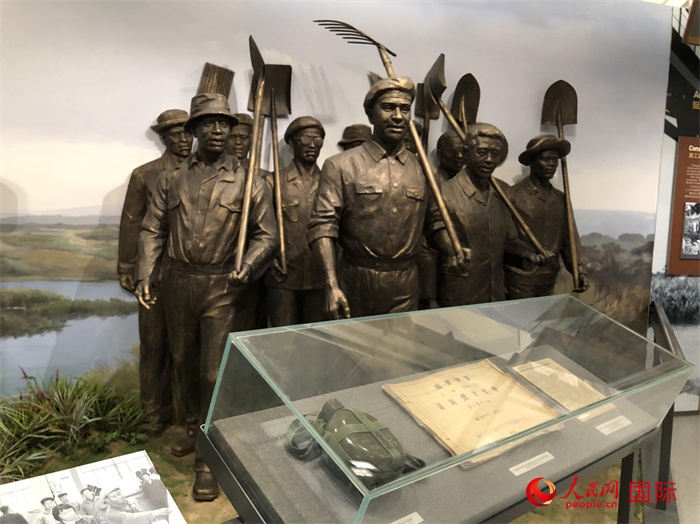 紀念園中展覽的筑路場景 。人民網(wǎng)記者 黃培昭攝