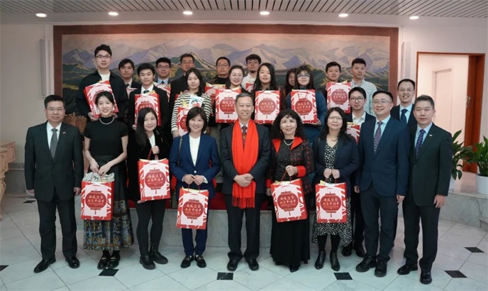 中國駐瑞典大使館崔愛民與留學生代表和華校負責人合影。 中國駐瑞典大使館供圖