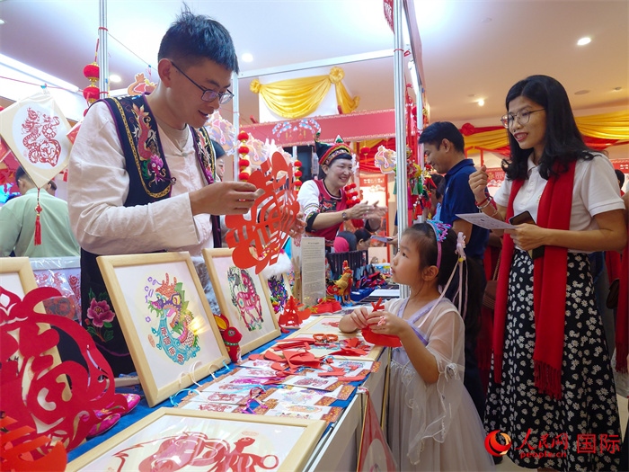 活動(dòng)現(xiàn)場的剪紙展示。人民網(wǎng)記者 謝佳君攝