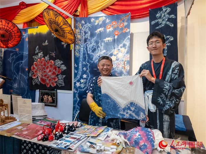 活動(dòng)現(xiàn)場的扎染展示。人民網(wǎng)記者 謝佳君攝